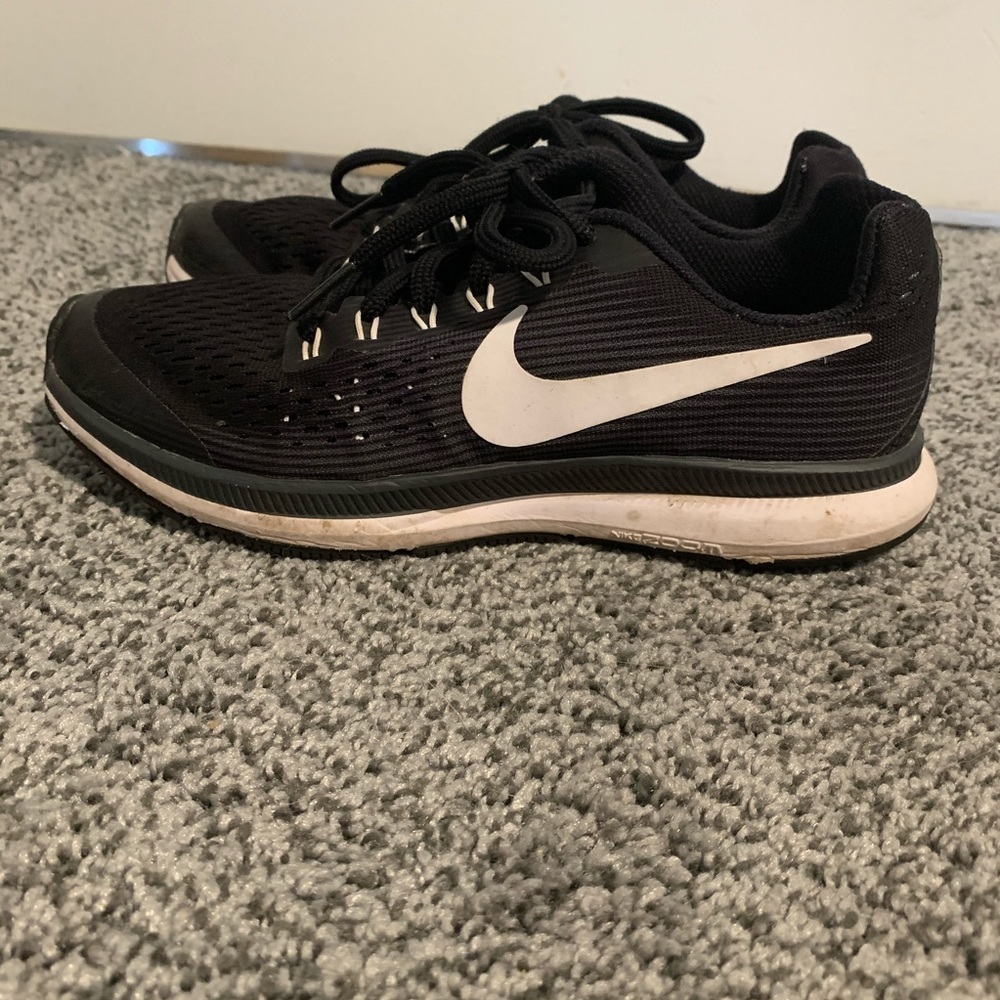 Nike black and white sneakers 4.5 men’s/6 women’s